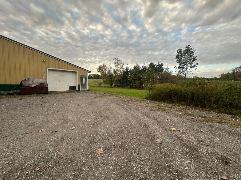 17905 Ravenna rd, Chagrin Falls, OH à louer - Photo de l’immeuble – Image 3 sur 10