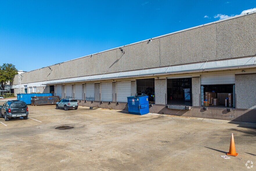 14282-14290 Gillis Rd, Farmers Branch, TX à louer - Photo de l’immeuble – Image 2 sur 6