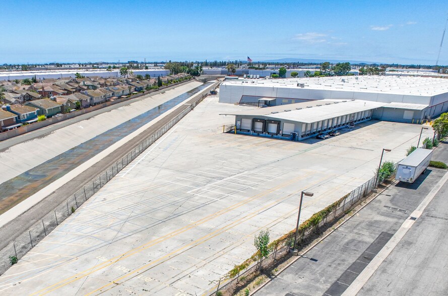 5650 Dolly Ave, Buena Park, CA à louer - Photo de l’immeuble – Image 1 sur 8