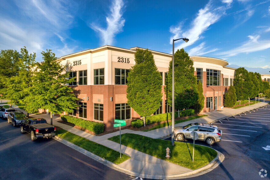 2315 W Arbors Dr, Charlotte, NC à louer - Photo de l’immeuble – Image 2 sur 33