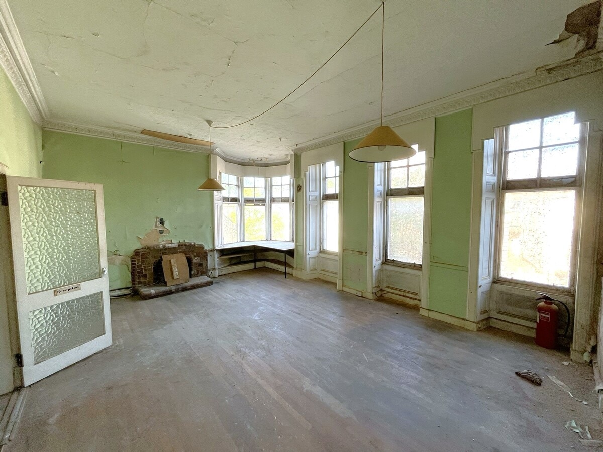 92-94 High St, Lockerbie, DGY DG11 2ES - Lot 94 -  - Photo intérieure - Image 1 of 5