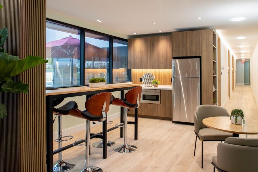 21515 Vanowen St, Canoga Park, CA à louer - Photo de l’immeuble – Image 3 sur 16