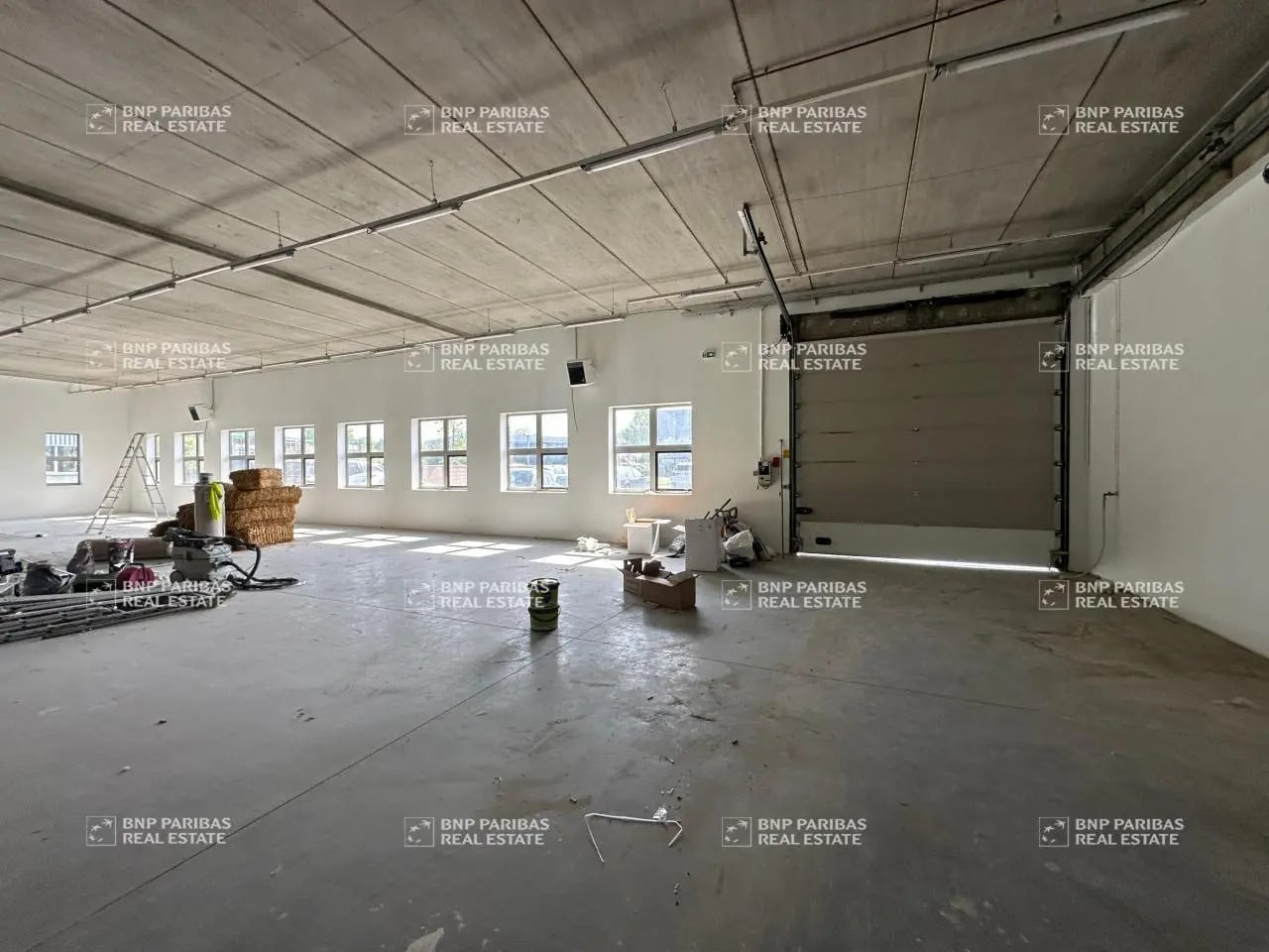Industriel/Logistique dans Saint-Thibault-des-Vignes à vendre Photo intérieure– Image 1 sur 11