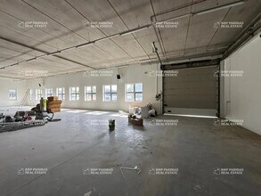 Industriel/Logistique dans Saint-Thibault-des-Vignes à vendre Photo intérieure– Image 1 sur 11