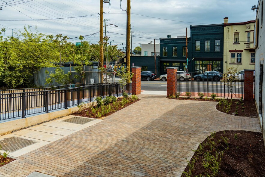 1111 Marion Barry Ave SE, Washington, DC à louer - Photo de l’immeuble – Image 2 sur 8