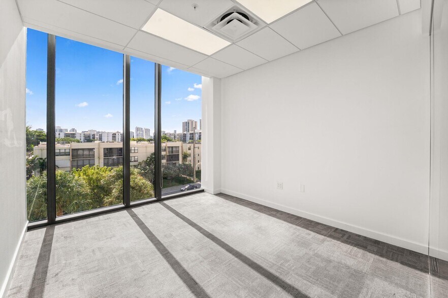 2980 NE 207th St, Aventura, FL à louer - Photo de l’immeuble – Image 3 sur 13