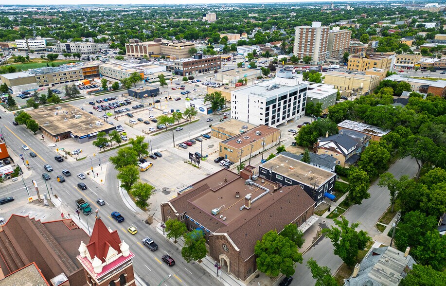 255 Sherbrook St, Winnipeg, MB à vendre - Photo de l’immeuble – Image 2 sur 15