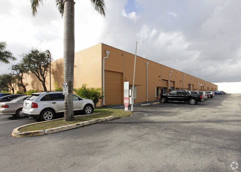 2075-2129 W 76th St, Hialeah, FL à vendre - Photo de l’immeuble – Image 2 sur 9