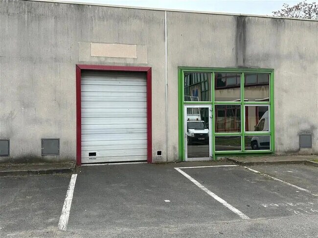 Plus de détails pour Local d'activités à louer