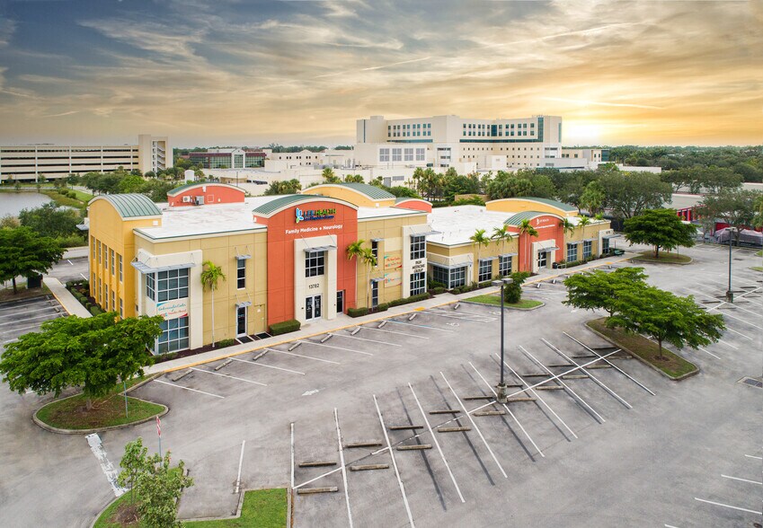 13782 Plantation Rd, Fort Myers, FL à louer - Photo de l’immeuble – Image 2 sur 3