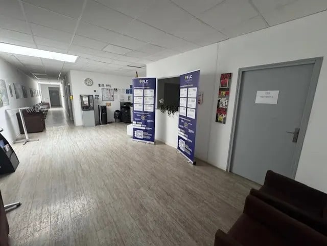 Bureau dans Villeneuve-Loubet à louer - Photo de l’immeuble – Image 2 sur 8