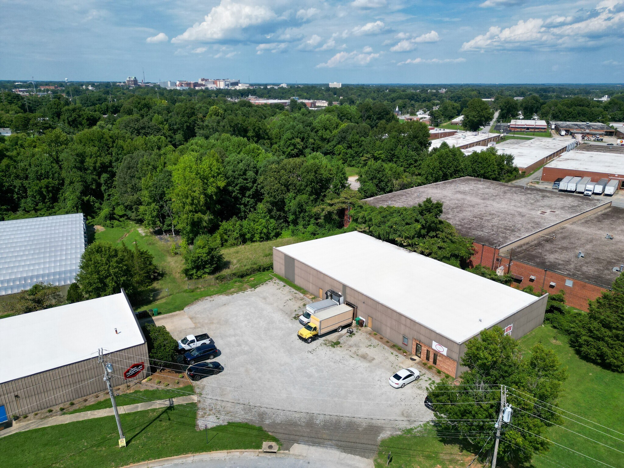 1304 Starr Dr, High Point, NC à vendre Photo de l’immeuble– Image 1 sur 8