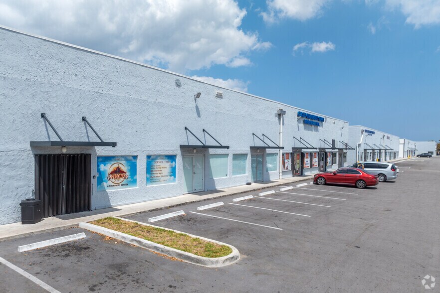 3927-3999 NW 19th St, Lauderdale Lakes, FL à louer - Photo de l’immeuble – Image 3 sur 6