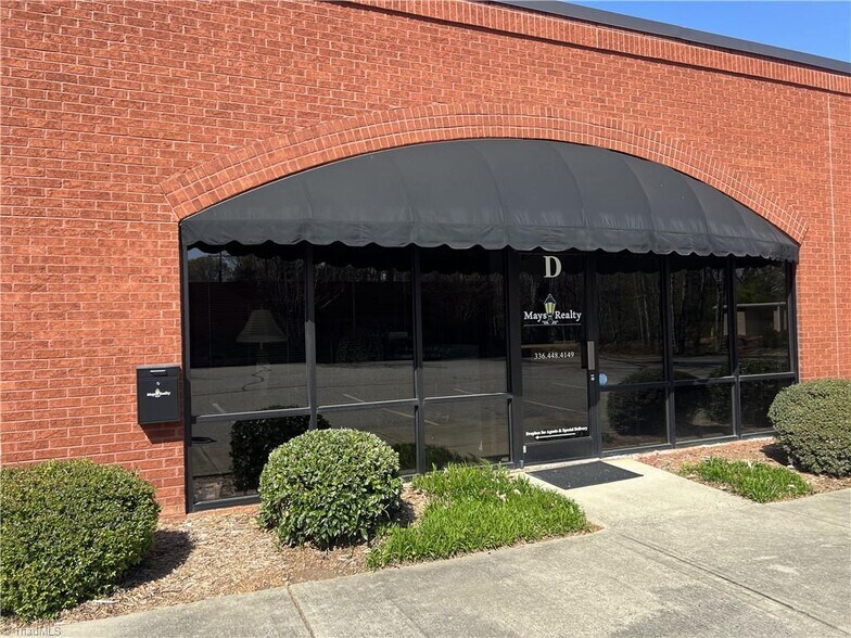 2235 Lewisville Clemmons Rd, Clemmons, NC à louer - Photo de l’immeuble – Image 2 sur 9