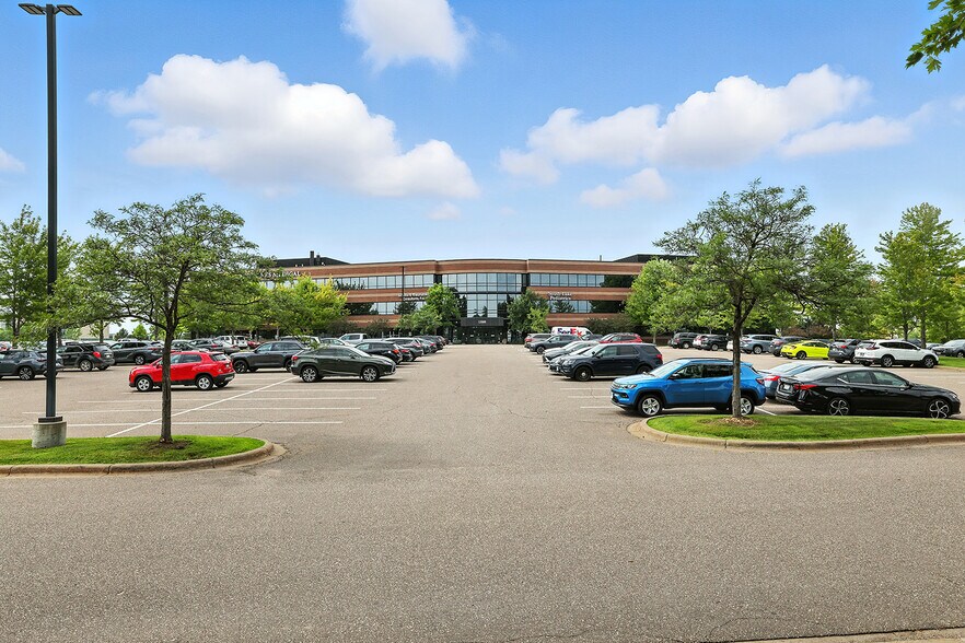 12000 Elm Creek Blvd, Maple Grove, MN à louer - Photo de l’immeuble – Image 3 sur 16