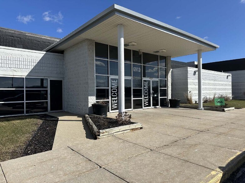 6912 S 27th St, Oak Creek, WI à vendre - Photo de l’immeuble – Image 1 sur 16