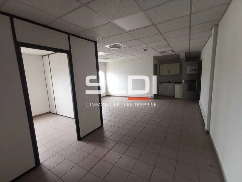 Bureau dans Saint-Pierre-de-Chandieu à louer - Photo de l’immeuble – Image 1 sur 10