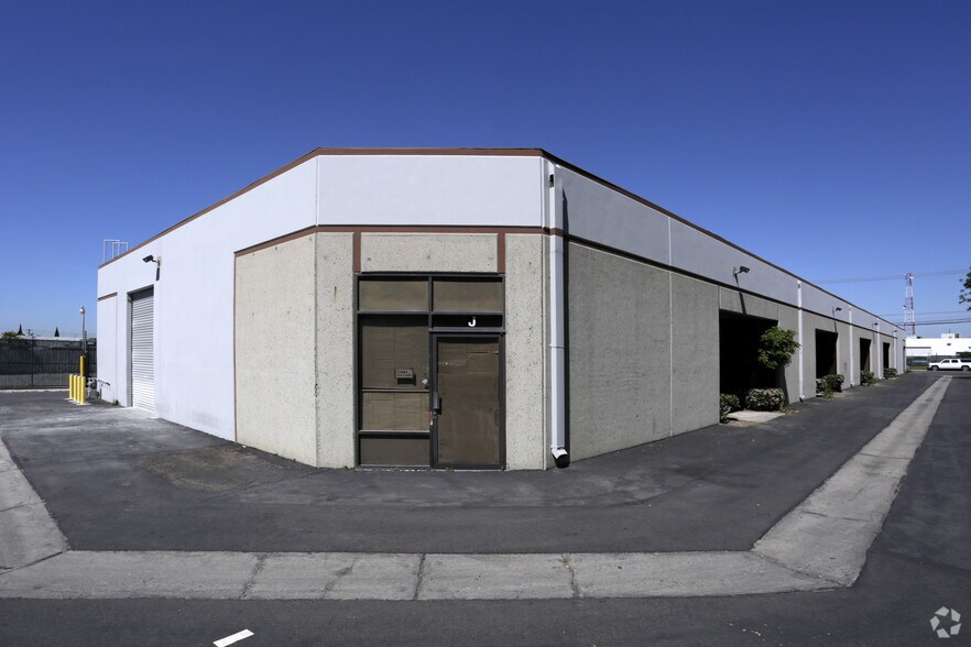 3010 E Coronado St, Anaheim, CA à louer - Photo de l’immeuble – Image 2 sur 6