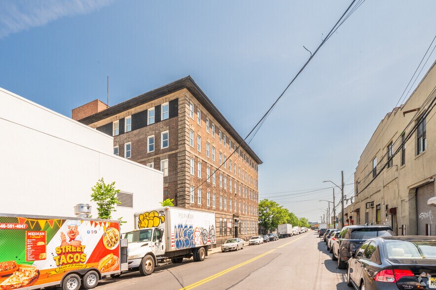 550-560 Barry St, Bronx, NY à vendre - Photo de l’immeuble – Image 2 sur 16