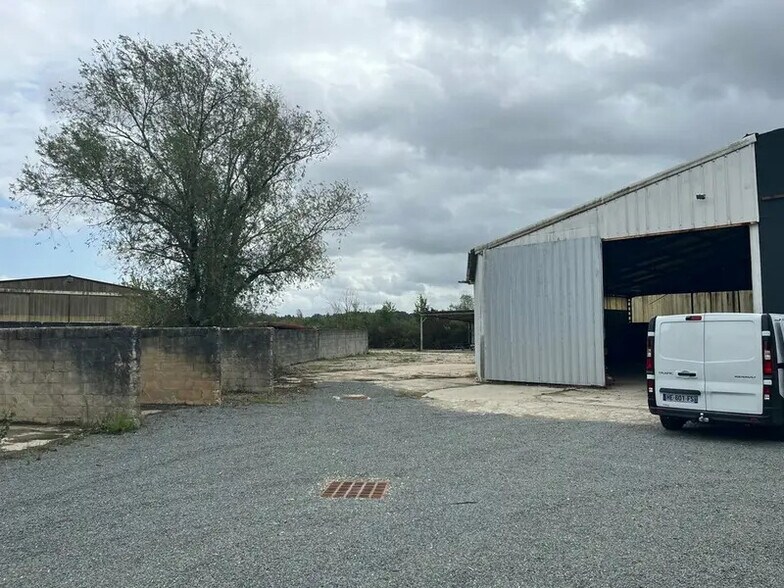 Local d'activités dans Sainte-Eulalie à vendre - Photo de l’immeuble – Image 2 sur 9