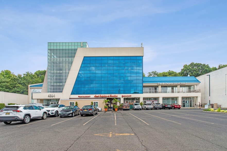 4864 Arthur Kill Rd, Staten Island, NY à vendre - Photo de l’immeuble – Image 2 sur 4