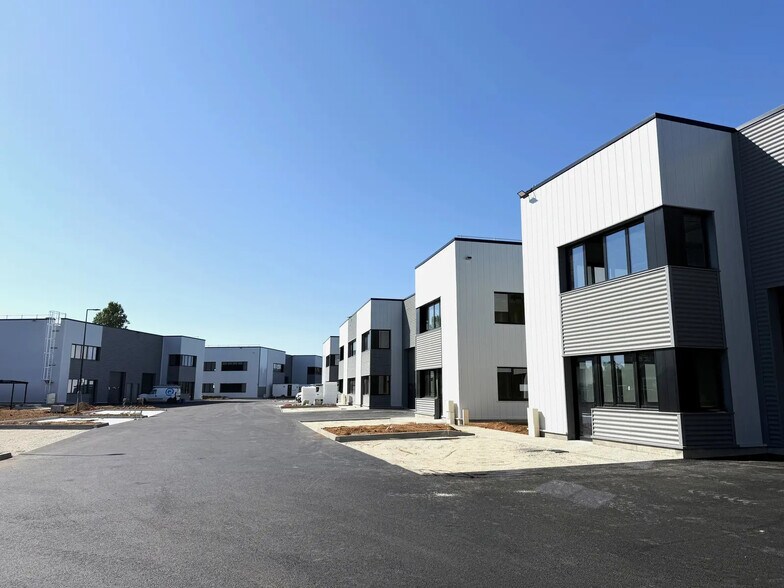 Local d’activités dans OULLINS-PIERRE-BÉNITE à louer - Photo de l’immeuble – Image 1 sur 9