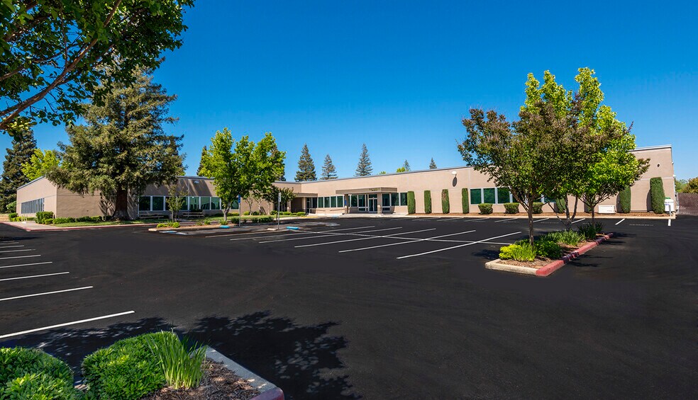 9738 Lincoln Village Dr, Sacramento, CA à louer - Photo de l’immeuble – Image 2 sur 10