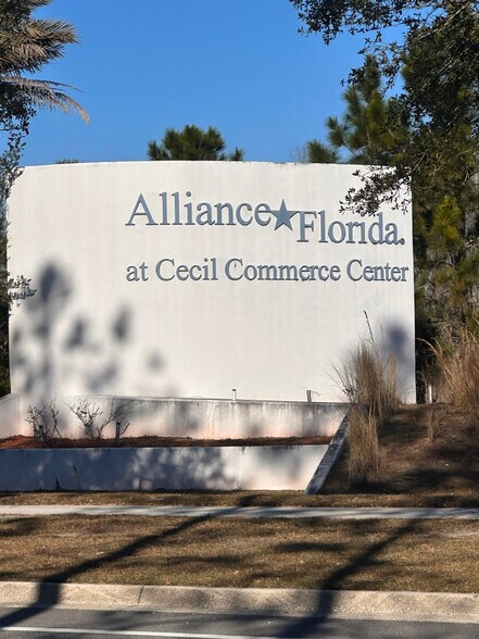 6115 POW MIA MEMORIAL PKWY, Jacksonville, FL à louer - Photo principale – Image 1 sur 2
