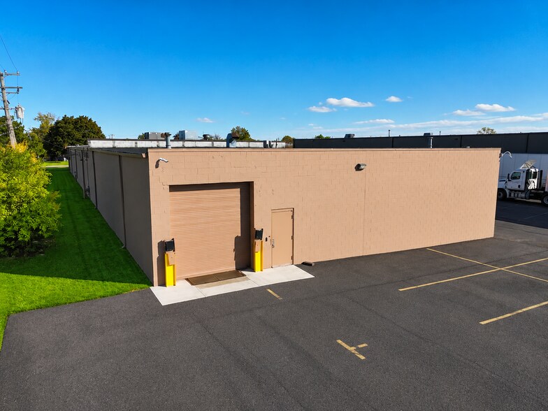 375 Robbins Dr, Troy, MI à vendre - Photo de l’immeuble – Image 2 sur 6