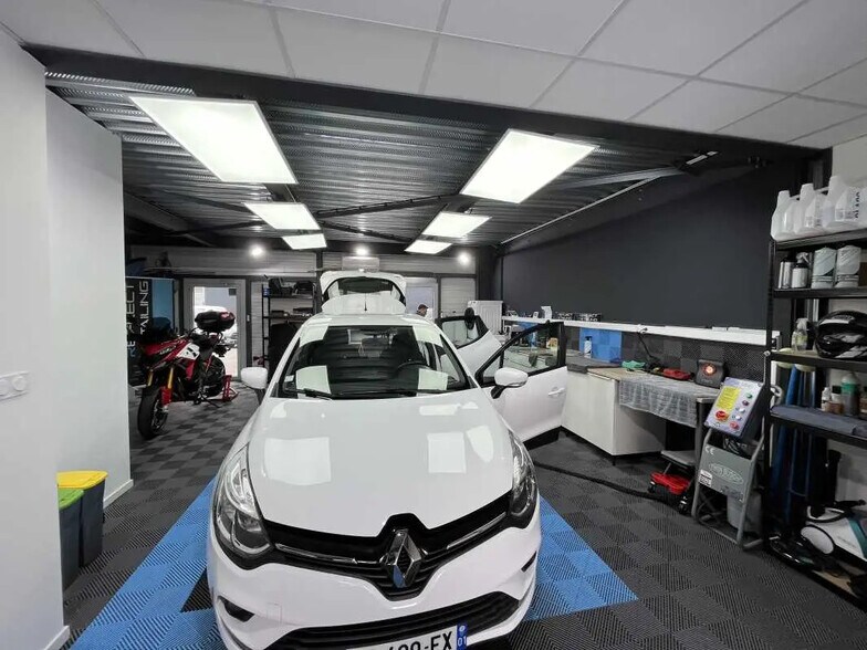 Local d'activités dans Dagneux à vendre - Photo de l’immeuble – Image 3 sur 7