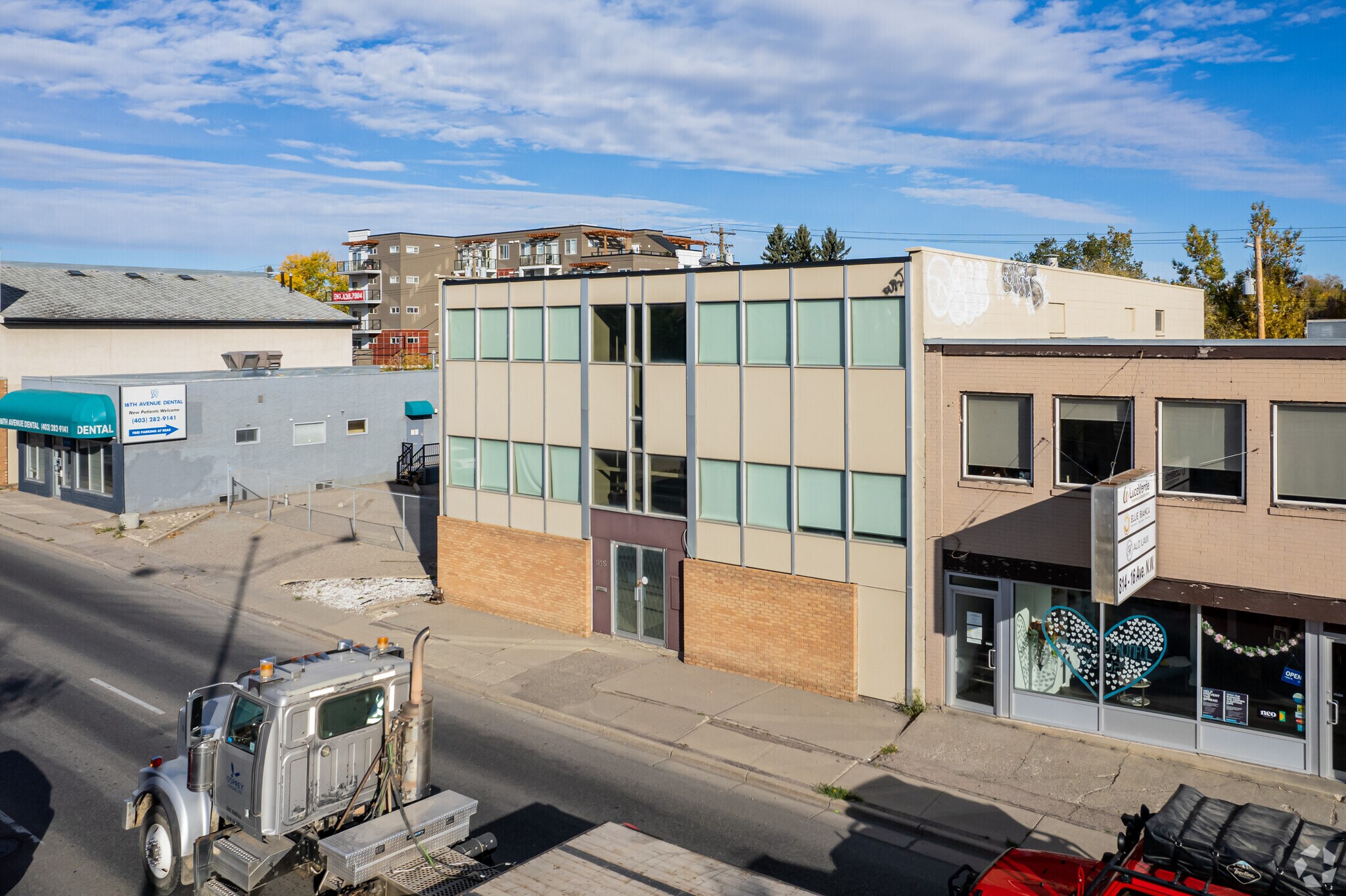 818 16th Ave NW, Calgary, AB à louer Photo principale– Image 1 sur 7