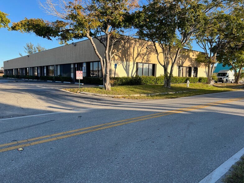 1530 Cypress Dr, Jupiter, FL à louer - Photo de l’immeuble – Image 3 sur 19