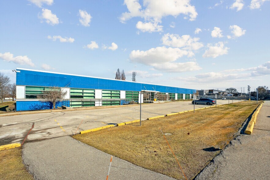 255 Attwell Dr, Toronto, ON à vendre - Photo de l’immeuble – Image 2 sur 4