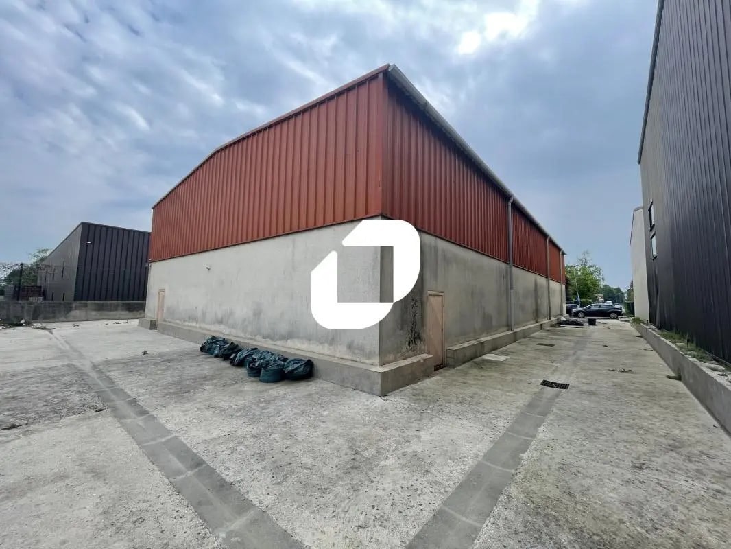 Local d'activités dans Brie-Comte-Robert à vendre Photo de l’immeuble– Image 1 sur 8