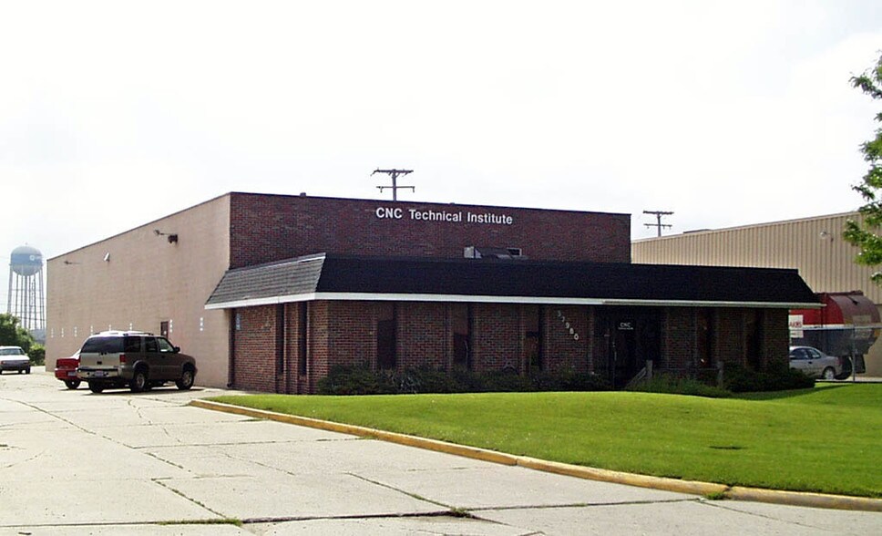 37980 Commerce Dr, Sterling Heights, MI à vendre - Photo de l’immeuble – Image 2 sur 3