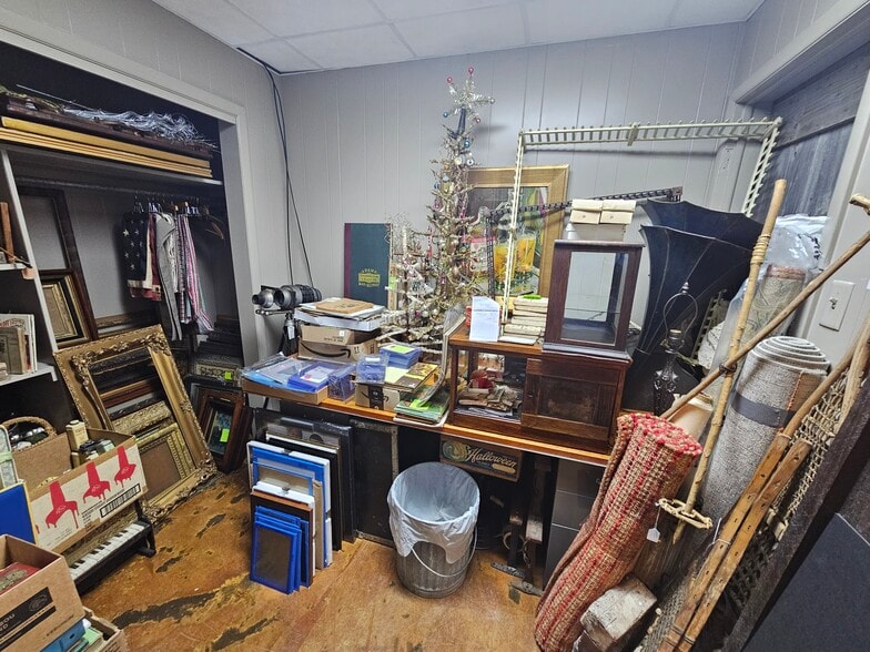 108 E Madison St, Kirklin, IN à vendre - Photo intérieure – Image 3 sur 10
