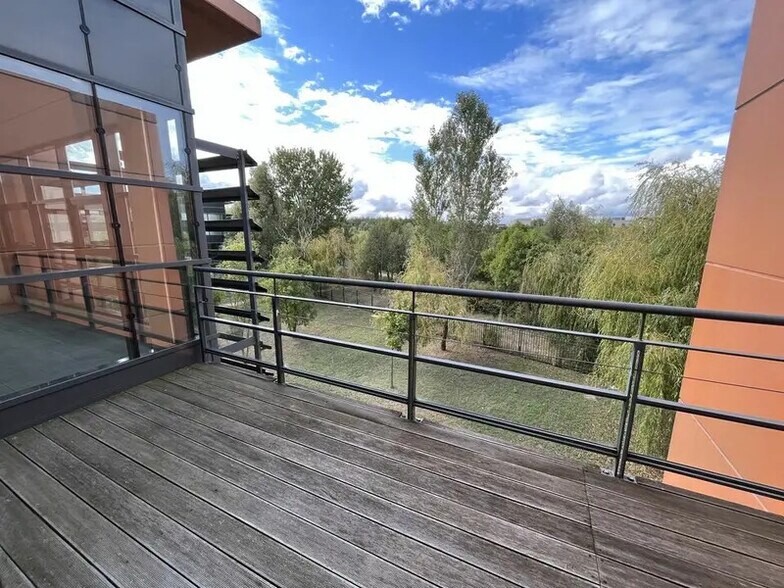 117 Allée Des Parcs, Saint-Priest à louer - Photo de l’immeuble – Image 2 sur 17
