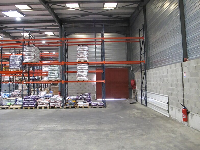 Local d’activités dans Saint-Andiol à louer - Photo de l’immeuble – Image 3 sur 7