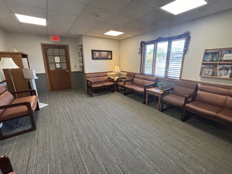 830 E Green Bay Ave, Saukville, WI à louer - Hall d’entrée – Image 3 sur 14