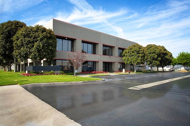 601 S Acacia Ave, Fullerton, CA à louer - Photo de l’immeuble – Image 2 sur 8