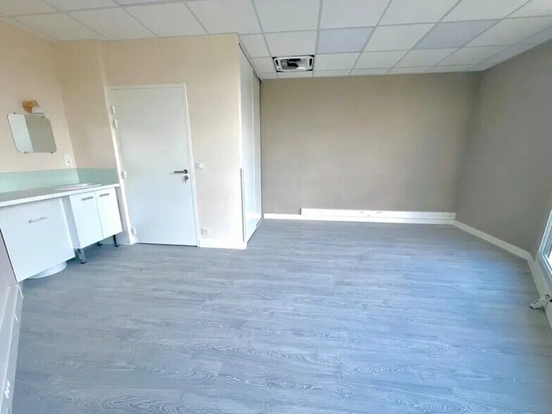 Local commercial dans VALLIÈRES à vendre - Photo de l’immeuble – Image 3 sur 17