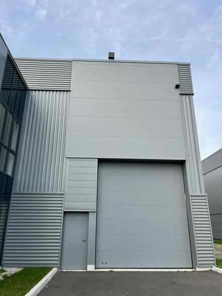 Local d'activités dans Chanteloup-en-Brie à vendre - Photo de l’immeuble – Image 2 sur 12