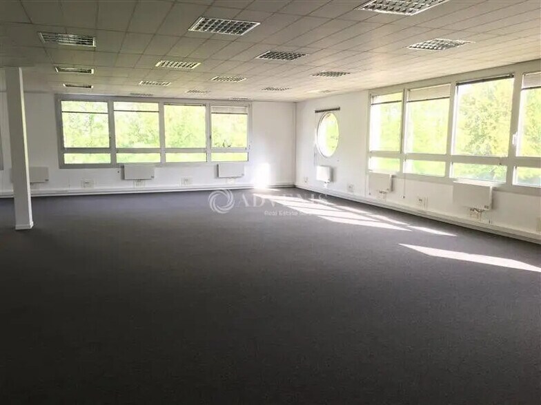 Bureau dans Émerainville à louer - Photo de l’immeuble – Image 2 sur 10