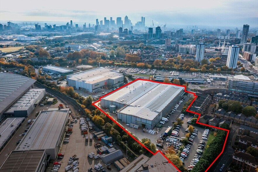Rick Roberts Way, Londres à louer - Photo de l’immeuble – Image 2 sur 7