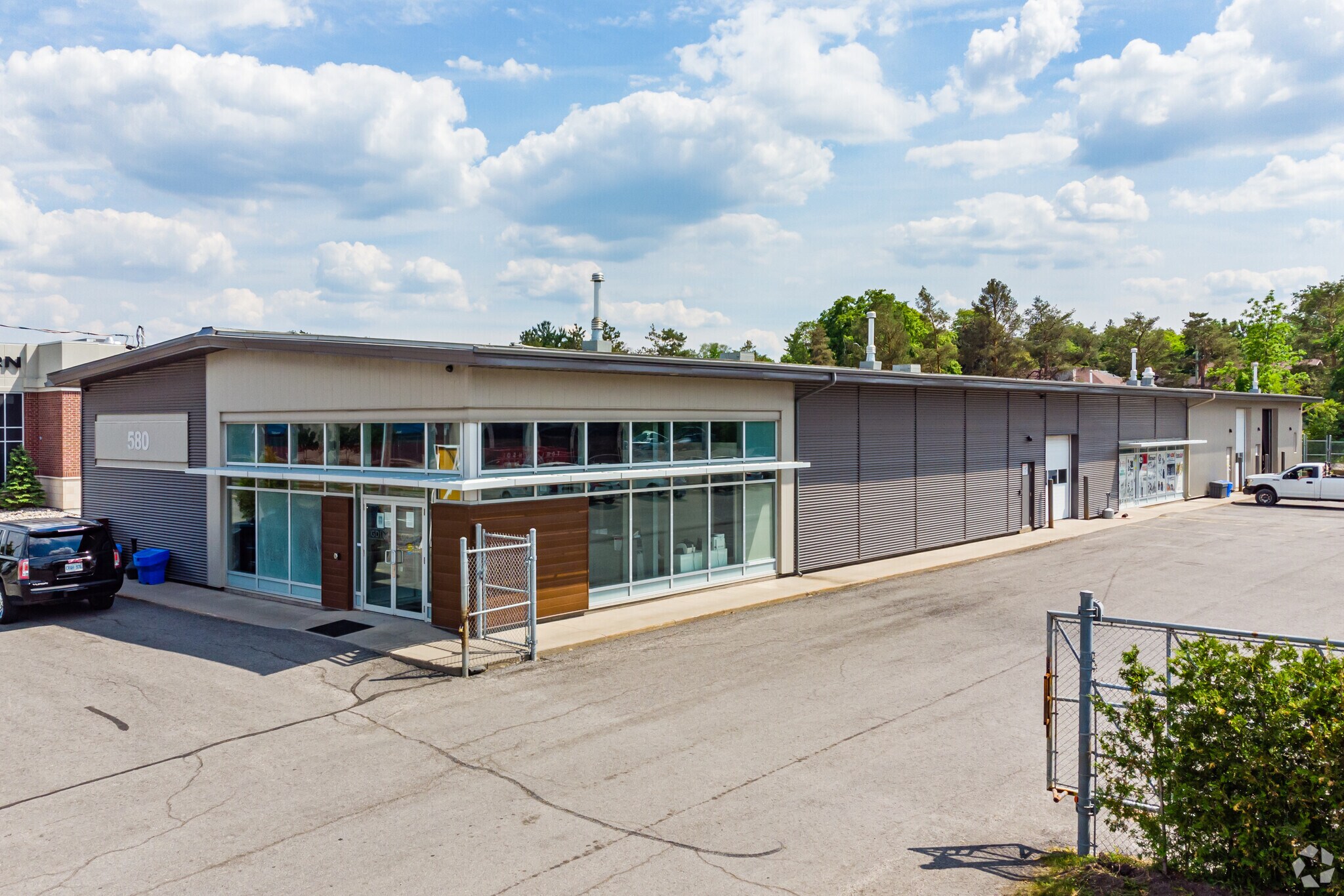 580 Industrial Ave, Ottawa, ON à louer Photo principale– Image 1 sur 4