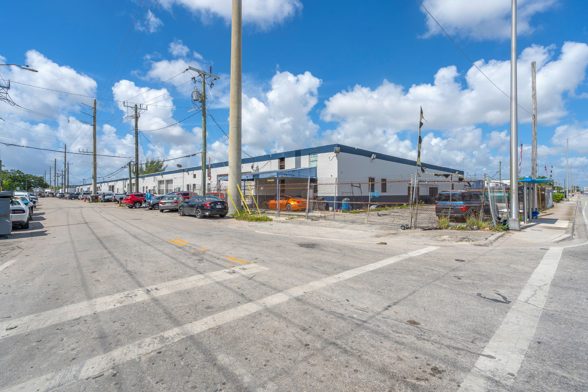 3500 NW 54th St, Miami, FL à louer Photo intérieure– Image 1 sur 10