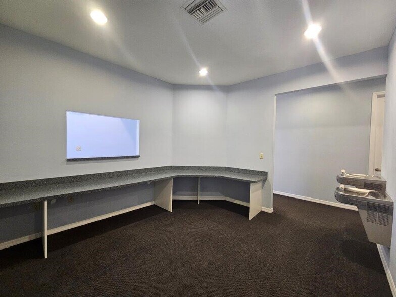 13047 W Linebaugh Ave, Tampa, FL à vendre - Photo intérieure – Image 3 sur 9