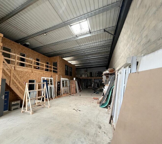 Local d’activités dans Cernay-lès-Reims à louer - Photo intérieure – Image 1 sur 7