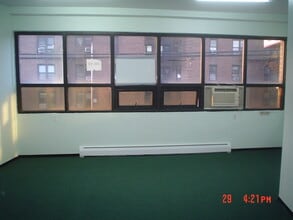8612 Whitney Ave, Elmhurst, NY à louer Photo intérieure– Image 1 sur 6