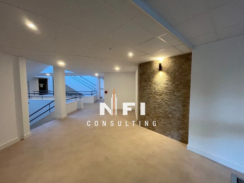 Bureau dans Valbonne à louer - Hall d’entrée – Image 3 sur 9